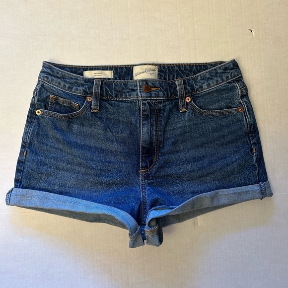 Universal Thread Blue Jean Shorts Cuffed in medium wash Sz-6/28. D11 - Picture 3 of 8